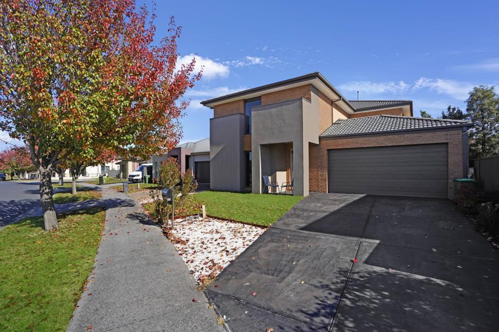 Modern Pakenham Family Home Near Lakeside Exterior photo