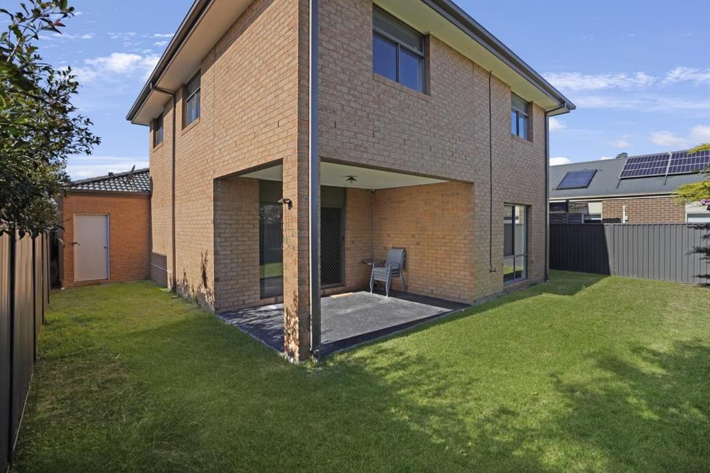 Modern Pakenham Family Home Near Lakeside Exterior photo